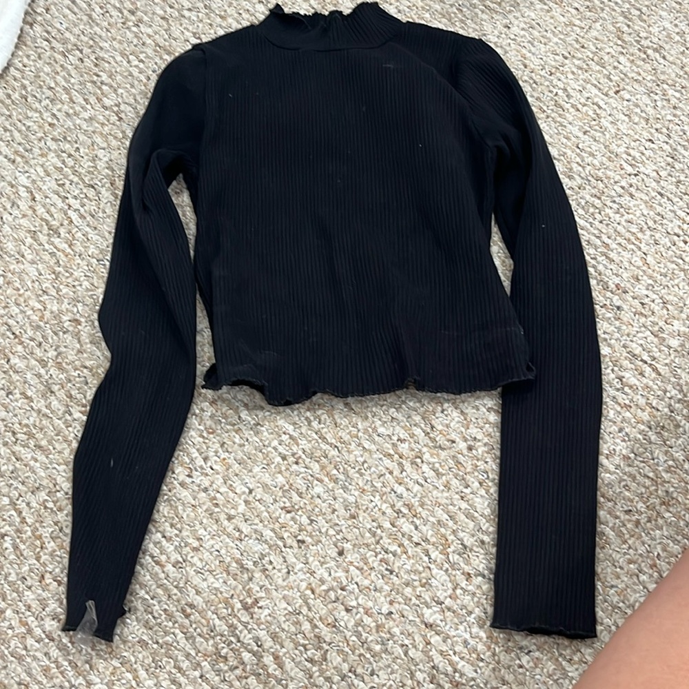 Black ribbed body on top